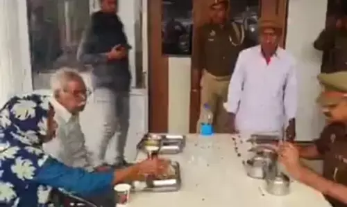 అన్నం పెట్టకుండా  తల్లిదండ్రులను ఇంటి నుంచి గెంటేసిన కొడుకులు, కోడళ్లు.. పోలీస్ స్టేషన్‌లో కడుపు నిండా భోజనం పెట్టిన పోలీస్ ఆఫీసర్