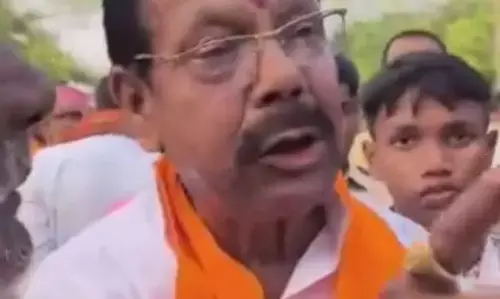 ప్రతిదానికి లంచం కావాలంటరు.. ఎందుకు ఓటెయ్యాలి.. బీజేపీ అభ్యర్థిని నిలదీసిన యువకుడు