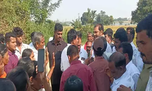ఆర్ఆర్ఆర్ రోడ్డు నిర్మాణానికి భూమి ఇచ్చేదే లేదు.. ఎమ్మెల్యేను అడ్డుకున్న బాధితులు