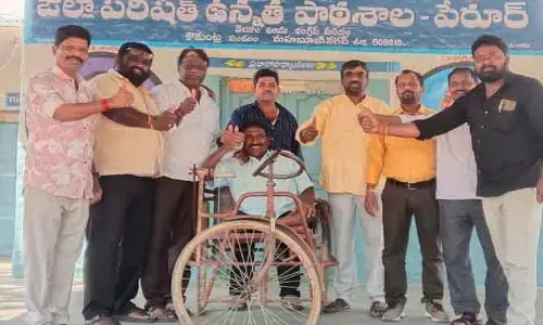 స్నేహితుడికి ఆర్థికసాయం అందించిన పూర్వ విద్యార్థులు