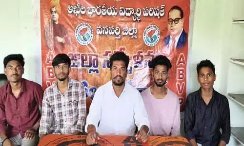 ప్రభుత్వ నిబంధనలను ఉల్లంఘిస్తున్న ప్రైవేట్ పాఠశాలల గుర్తింపు రద్దు చేయాలి : ఏబీవీపీ జిల్లా క‌న్వీన‌ర్ సాత‌ర్ల అర్జున్