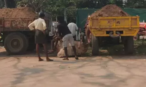 అక్రమంగా మట్టి తవ్వకాలు.. మూడు ట్రాక్టర్లు సీజ్
