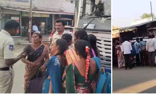 బస్సులు ఆపలేదని మహిళల ఆగ్రహం
