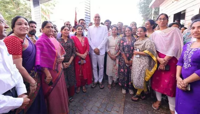 ఎన్నికల ముందు పోలీసులు బైండోవర్ చేసేది రౌడీలనే కదా? హరీశ్ రావు కీలక వ్యాఖ్యలు ఎన్నికల ముందు పోలీసులు బైండోవర్ చేసేది రౌడీలనే కదా? హరీశ్ రావు కీలక వ్యాఖ్యలు