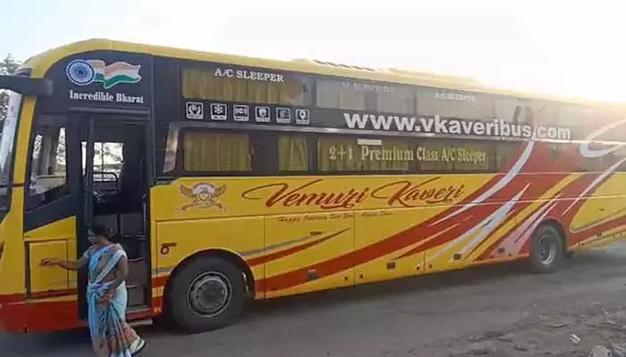 నడిరోడ్డుపై 5 గంటలపాటు నిలిచిపోయిన కావేరీ ట్రావెల్స్ బస్సు.. పట్టించుకోని యాజమాన్యం నడిరోడ్డుపై 5 గంటలపాటు నిలిచిపోయిన కావేరీ ట్రావెల్స్ బస్సు.. పట్టించుకోని యాజమాన్యం