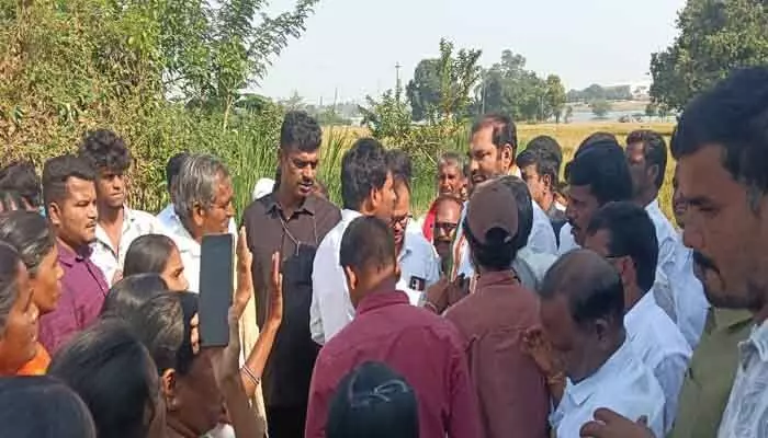 ఆర్ఆర్ఆర్ రోడ్డు నిర్మాణానికి భూమి ఇచ్చేదే లేదు.. ఎమ్మెల్యేను అడ్డుకున్న బాధితులు ఆర్ఆర్ఆర్ రోడ్డు నిర్మాణానికి భూమి ఇచ్చేదే లేదు.. ఎమ్మెల్యేను అడ్డుకున్న బాధితులు