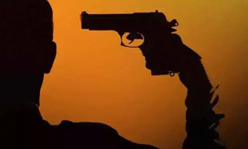దేశ రాజధాని ఢిల్లీలో కాల్పుల కలకలం.. తుపాకీతో కాల్చుకుని యువకుడి బలవన్మరణం
