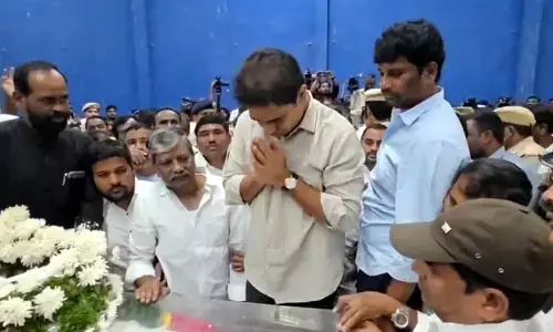 BRS: అందెశ్రీ పార్థివదేహానికి నివాళులర్పించిన కేటీఆర్, బీఆర్ఎస్ నేతలు.. కీలక వ్యాఖ్యలు
