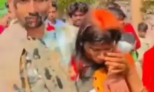 ప్రేమికులకు చెప్పుల దండ వేసి ఊరేగింపు(వీడియో)