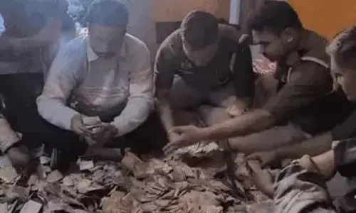 గంజాయి స్మగ్లర్ ఇంట్లో డబ్బుల కట్టలు.. లెక్క పెట్టేందుకు అలసిపోయిన పోలీసులు(వీడియో)