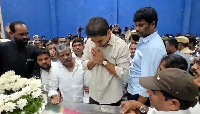 BRS: అందెశ్రీ పార్థివదేహానికి నివాళులర్పించిన కేటీఆర్, బీఆర్ఎస్ నేతలు.. కీలక వ్యాఖ్యలు BRS: అందెశ్రీ పార్థివదేహానికి నివాళులర్పించిన కేటీఆర్, బీఆర్ఎస్ నేతలు.. కీలక వ్యాఖ్యలు