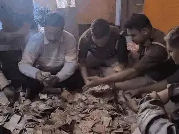 గంజాయి స్మగ్లర్ ఇంట్లో డబ్బుల కట్టలు.. లెక్క పెట్టేందుకు అలసిపోయిన పోలీసులు(వీడియో) గంజాయి స్మగ్లర్ ఇంట్లో డబ్బుల కట్టలు.. లెక్క పెట్టేందుకు అలసిపోయిన పోలీసులు(వీడియో)