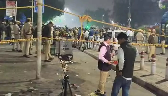 Delhi Explosion: ఢిల్లీ హై అలర్ట్..పేలుడు ఏం జరిగిందంటే, వీడియో వైరల్ Delhi Explosion: ఢిల్లీ హై అలర్ట్..పేలుడు ఏం జరిగిందంటే, వీడియో వైరల్