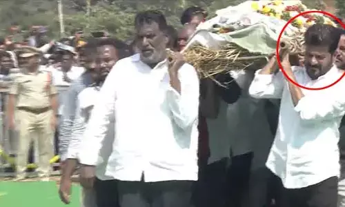 ముగిసిన అందెశ్రీ అంత్యక్రియలు.. పాడె మోసిన సీఎం రేవంత్‌రెడ్డి