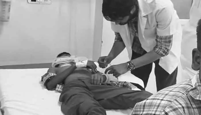 విద్యార్థుల‌తో ప‌ని చేయిస్తున్న ఉపాధ్యాయులు.. అంత‌లోనే ప్ర‌మాదం..!