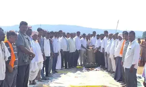 రైతులు దళారులను నమ్మి మోసపోవద్దు :  డీసీసీబీ, డీసీఎంఎస్ డైరెక్ట‌ర్