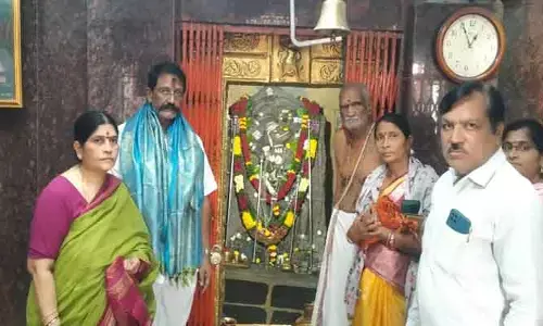 చింతరేవుల అంజన్న స్వామివారిని దర్శించుకున్న మంత్రాలయం ఎమ్మెల్యే