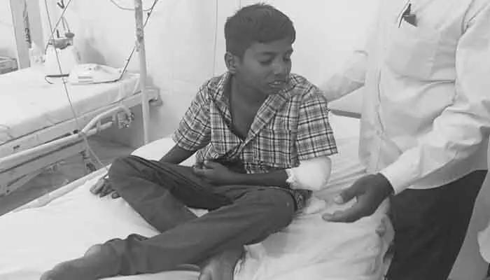 విద్యార్థుల ప్రమాద ఘటన.. ప్ర‌ధానోపాధ్యాయుడు స‌స్పెండ్.. ఎంఈవోకు నోటీసులు