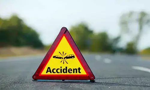 లారీని ఢీ కొట్టిన కారు.. ముగ్గురికి గాయాలు