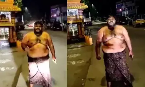మనుషులు కాదు.. దెయ్యాలు.. తల్లి, తమ్ముడిని నరికి చంపిన వ్యక్తి