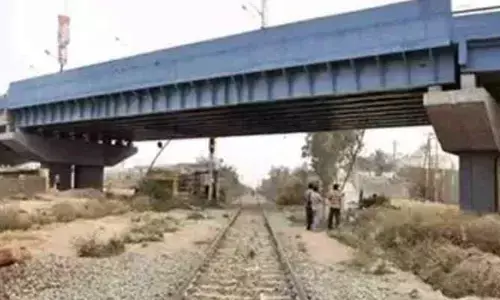 రైలు వచ్చిందంటే.. గేటు మూసుడే!