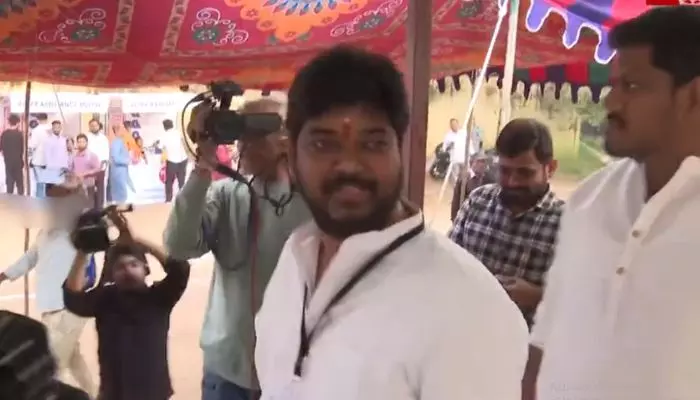 Jubilee hills bypoll: జూబ్లీహిల్స్ బై పోల్.. ఓటు హక్కు వినియోగించుకున్న నవీన్ యాదవ్ Jubilee hills bypoll: జూబ్లీహిల్స్ బై పోల్.. ఓటు హక్కు వినియోగించుకున్న నవీన్ యాదవ్