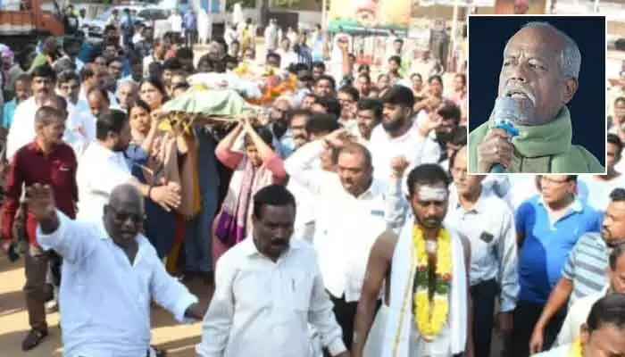 అందెశ్రీ అంతిమయాత్ర ప్రారంభం.. కాసేపట్లో ఘట్కేసర్కు సీఎం రేవంత్రెడ్డి అందెశ్రీ అంతిమయాత్ర ప్రారంభం.. కాసేపట్లో ఘట్కేసర్కు సీఎం రేవంత్రెడ్డి