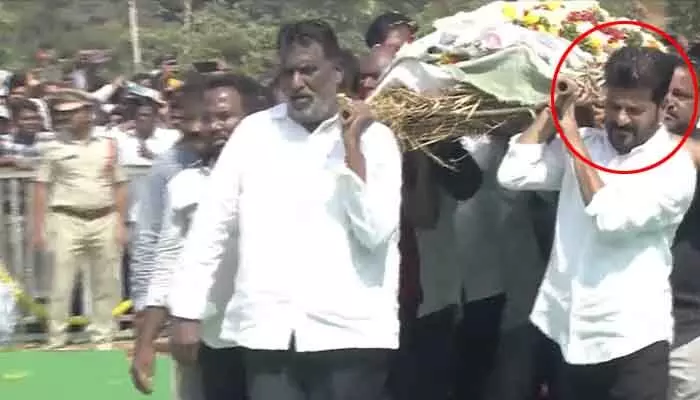 ముగిసిన అందెశ్రీ అంత్యక్రియలు.. పాడె మోసిన సీఎం రేవంత్రెడ్డి ముగిసిన అందెశ్రీ అంత్యక్రియలు.. పాడె మోసిన సీఎం రేవంత్రెడ్డి