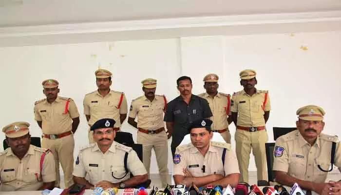 బెట్టింగ్ అప్పుల కోసమే మహిళ దారుణ హత్య బెట్టింగ్ అప్పుల కోసమే మహిళ దారుణ హత్య