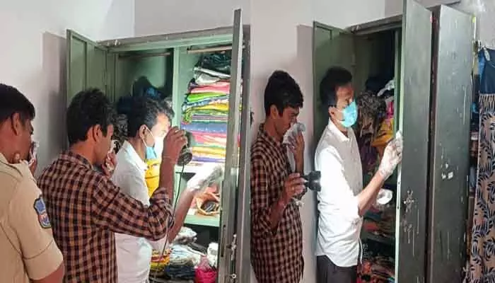 బంగారు ఆభరణాలు చోరీ బంగారు ఆభరణాలు చోరీ