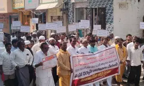 చేనేత సమస్యలపై భారీ నిరసన