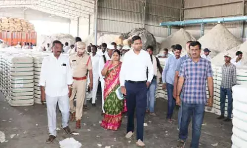 రైతులు నష్టపోకుండా పత్తి కొనుగోలు చేయాలి : కలెక్టర్ బీఎం సంతోష్