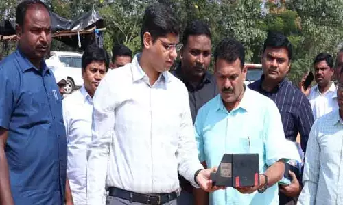 కొనుగోలు చేసిన ధాన్యం వెంట‌నే త‌ర‌లించాలి : క‌లెక్ట‌ర్ ఆశిష్ సాంగ్వాన్