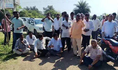 కాంగ్రెస్, బీఆర్ఎస్ నాయ‌కుల మ‌ధ్య ఘ‌ర్ష‌ణ