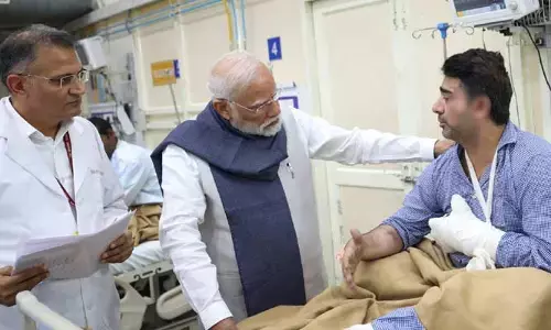 PM Modi: ఢిల్లీ పేలుడు బాధితులకు ప్రధాని మోడీ పరామర్శ..  ఎయిర్ పోర్టు నుంచి నేరుగా ఆసుపత్రికి