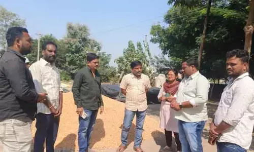 కొనుగోలు కేంద్రాల వ‌ద్ద రైతుల‌కు ఇబ్బంది లేకుండా చూడాలి : మార్క్ ఫెడ్ డీఎం శ‌శిధ‌ర్ రెడ్డి