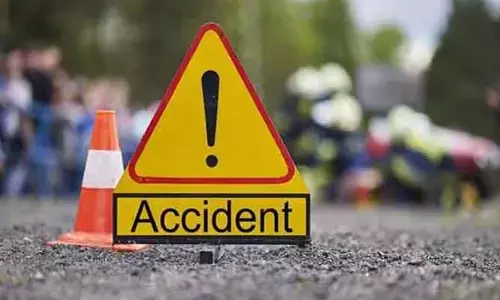 ఆటో ని ఢీ కొట్టిన కారు