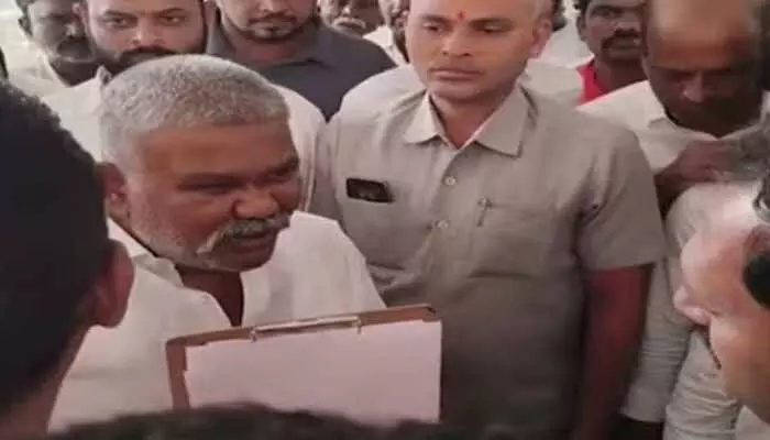 తాడిపత్రిలో హై టెన్షన్.. పెద్దారెడ్డి ఇంటికి భారీగా పోలీసులు తాడిపత్రిలో హై టెన్షన్.. పెద్దారెడ్డి ఇంటికి భారీగా పోలీసులు