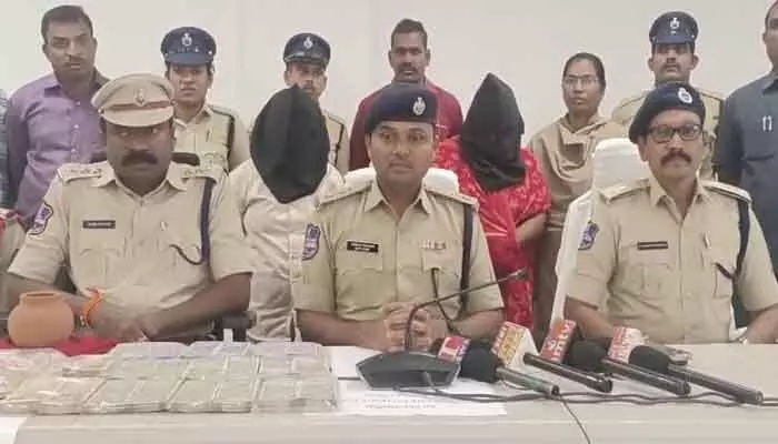 క్షుద్ర పూజలు చేసే ఇద్దరు మహిళలు అరెస్ట్ : ఎస్పీ గైక్వాడ్ వైభవ్ రఘునాథ్ క్షుద్ర పూజలు చేసే ఇద్దరు మహిళలు అరెస్ట్ : ఎస్పీ గైక్వాడ్ వైభవ్ రఘునాథ్