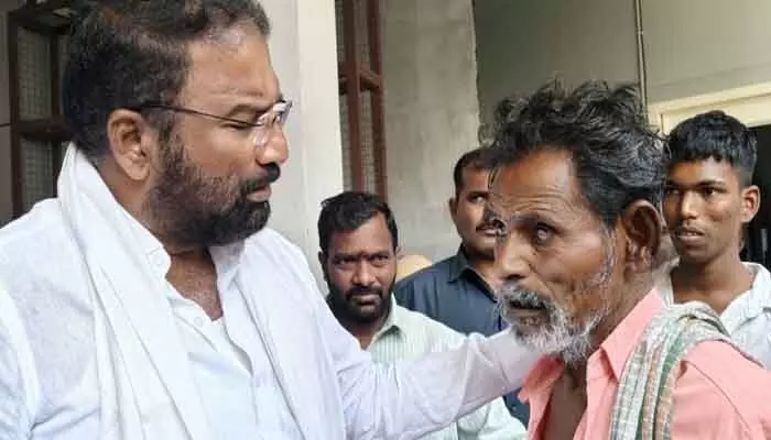 పాలేరుని అక్కున చేర్చుకున్నమంత్రి వాకిటి శ్రీహరి పాలేరుని అక్కున చేర్చుకున్నమంత్రి వాకిటి శ్రీహరి