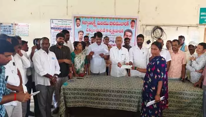 ఆడబిడ్డలకు భరోసా కళ్యాణలక్ష్మీ : డీసీసీబీ చైర్మన్ మామిళ్లపల్లి విష్ణువర్థన్ రెడ్డి ఆడబిడ్డలకు భరోసా కళ్యాణలక్ష్మీ : డీసీసీబీ చైర్మన్ మామిళ్లపల్లి విష్ణువర్థన్ రెడ్డి