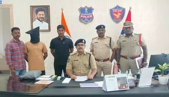 సైబర్ నేరాల పట్ల ప్రజలు అప్రమత్తంగా ఉండాలి : ఎస్పీ కాంతిలాల్ పాటిల్ సైబర్ నేరాల పట్ల ప్రజలు అప్రమత్తంగా ఉండాలి : ఎస్పీ కాంతిలాల్ పాటిల్