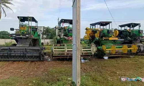 Harvesters: రైతన్నల వద్ద హార్వెస్టర్ల దోపిడీ..? లోకల్ యజమానుల అధిక వసూళ్లు ?
