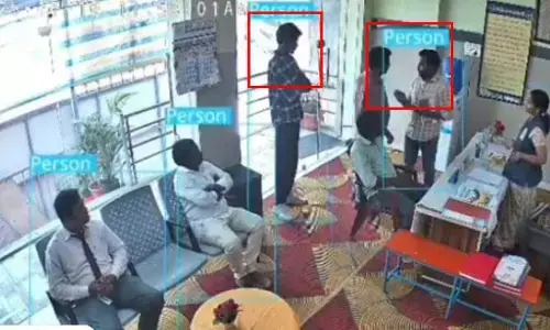 స్కూల్ యాజమాన్యంపై విద్యార్థి సంఘాల దాడి కలకలం.. వీడియో వైరల్