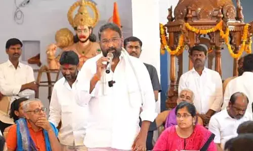 పడమటి అంజన్న తిరునాళ్ల పై అధికారులతో మంత్రి సమీక్ష
