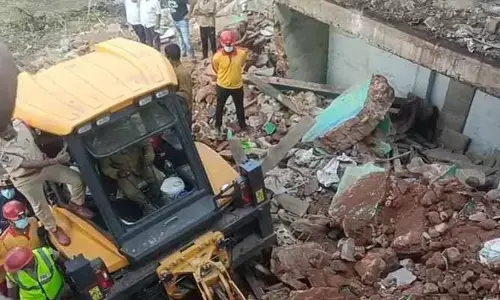కుప్పకూలిన పాత భవనం.. ఇద్ద‌రు కార్మికులు మృతి