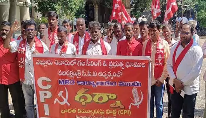 ప్రభుత్వ భూములు ప్రైవేట్ వ్యక్తులకు అమ్మకూడదు : సీపీఐ రాష్ట్ర కార్యదర్శి వర్గ సభ్యుడు బాల నరసింహ ప్రభుత్వ భూములు ప్రైవేట్ వ్యక్తులకు అమ్మకూడదు : సీపీఐ రాష్ట్ర కార్యదర్శి వర్గ సభ్యుడు బాల నరసింహ