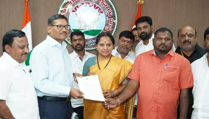 TG: ఎలక్ట్రిక్ బస్సులను ఆర్టీసీ డ్రైవర్లతోనే నడిపించండి TG: ఎలక్ట్రిక్ బస్సులను ఆర్టీసీ డ్రైవర్లతోనే నడిపించండి