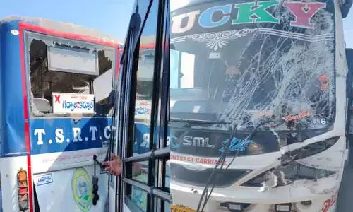 కారును ఢీ కొన్న ఆర్టీసీ బ‌స్సు.. దాని వెనుక మిని ట్రావెల్స్ ఢీ..!