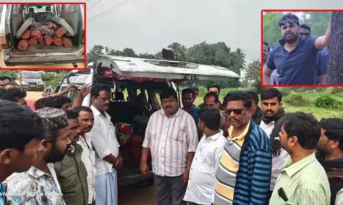 ఎర్రచందనం స్మగ్లర్లను వెంటాడిన గ్రామస్తులు: స్పందించిన పవన్ కల్యాణ్